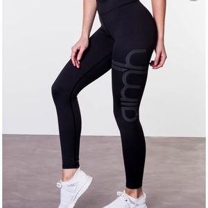 Women’s gym leggings by Aim’n